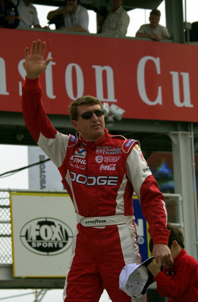 Bill Elliott waves to the Bud Shootout croud as his young son tries to hide.
NASCAR Daytona 500 18 Feb
2001Daytona International Speedway Daytona Beach, Florida, USA
Copyright-F
Peirce Williams 2001 LAT PHOTOGRAPHIC