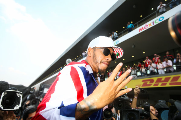 Autodromo Hermanos Rodriguez, Mexico City, Mexico.
Sunday 29 October 2017.
Lewis Hamilton, Mercedes AMG, with Union flag across his shoulders, holds four fingers up in celebration of becoming the first British 4 times world champion in history.World Copyright: Charles Coates/LAT Images
ref: Digital Image DJ5R7903 Autodromo Hermanos Rodriguez, Mexico City, Mexico.
Sunday 29 October 2017.
Lewis Hamilton, Mercedes AMG, with Union flag across his shoulders, holds four fingers up in celebration of becoming the first British 4 times world champion in history.World Copyright: Charles Coates/LAT Images
ref: Digital Image DJ5R7903