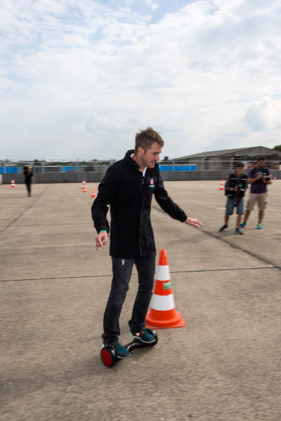 2014/2015 FIA Formula E Championship.
Berlin ePrix, Berlin Tempelhof Airport, Germany.
Thursday 21 May 2015
Scott Speed (USA)/Andretti Autosport - Spark-Renault SRT_01E on hovertrax.?
Photo: Andrew Ferraro/LAT/Formula E
ref: Digital Image _FER0852
2014/2015 FIA Formula E Championship.
Berlin ePrix, Berlin Tempelhof Airport, Germany.
Thursday 21 May 2015
Scott Speed (USA)/Andretti Autosport - Spark-Renault SRT_01E on hovertrax.?
Photo: Andrew Ferraro/LAT/Formula E
ref: Digital Image _FER0852