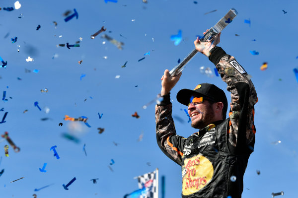 2017 Monster Energy NASCAR Cup Series - Kobalt 400
Las Vegas Motor Speedway - Las Vegas, NV USA
Sunday 12 March 2017
Martin Truex Jr, Bass Pro Shops/TRACKER BOATS Toyota Camry celebrates his win in Victory Lane
World Copyright: Nigel Kinrade/LAT Images
ref: Digital Image 17LAS1nk07523