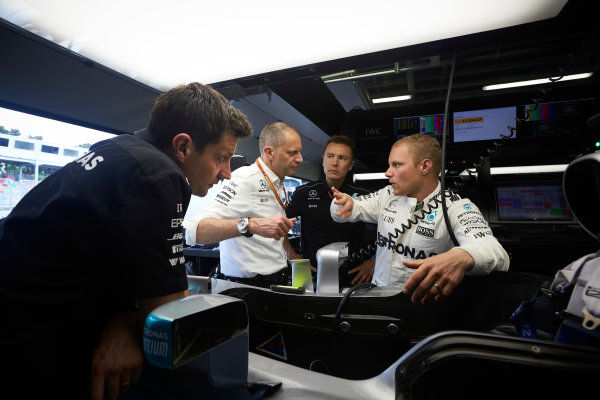 Baku City Circuit, Baku, Azerbaijan.
Thursday 22 June 2017.
Valtteri Bottas, Mercedes AMG, leans against his cockpit while talking to colleagues in the team's garage, including Tony Ross, Race Engineer, Mercedes AMG. 
World Copyright: Steve Etherington/LAT Images
ref: Digital Image SNE18997