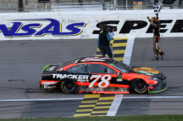 Monster Energy NASCAR Cup Series
Hollywood Casino 400
Kansas Speedway, Kansas City, KS USA
Sunday 22 October 2017
Martin Truex Jr, Furniture Row Racing, Bass Pro Shops / Tracker Boats Toyota Camry, celebrates after winning.
World Copyright: John K Harrelson
LAT Images Monster Energy NASCAR Cup Series
Hollywood Casino 400
Kansas Speedway, Kansas City, KS USA
Sunday 22 October 2017
Martin Truex Jr, Furniture Row Racing, Bass Pro Shops / Tracker Boats Toyota Camry, celebrates after winning.
World Copyright: John K Harrelson
LAT Images