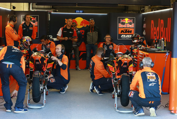 2017 Moto3 Championship - Round 12
Silverstone, Northamptonshire, UK.
Friday 25 August 2017
Niccolo Antonelli, Red Bull KTM Ajo, Bo Bendsneyder, Red Bull KTM Ajo
World Copyright: Gold and Goose / LAT Images
ref: Digital Image 688453