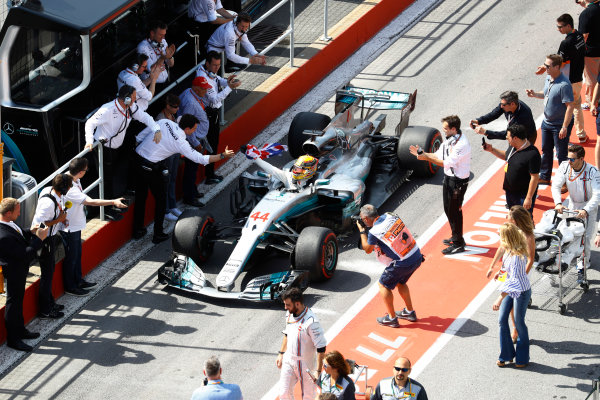 Circuit Gilles Villeneuve, Montreal, Canada.
Sunday 11 June 2017.
Lewis Hamilton, Mercedes F1 W08 EQ Power+, carries a Union flag in the pit lane, and celebrates victory with Niki Lauda, Non-Executive Chairman, Mercedes AMG, and Toto Wolff, Executive Director (Business), Mercedes AMG. 
World Copyright: Steven Tee/LAT Images
ref: Digital Image _O3I9976