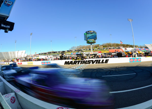 NASCAR Camping World Truck Series
Alpha Energy Solutions 250
Martinsville Speedway, Martinsville, VA USA
Saturday 1 April 2017
The field races past the start/finish line
World Copyright: Logan Whitton/LAT Images
ref: Digital Image 17MART1LW1856