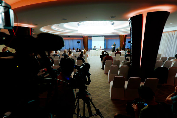 Bahrain International Circuit, Sakhir, Bahrain. 
Wednesday 12 April 2017.
Fernando Alonso and Zak Brown, Executive Director, McLaren Technology Group, announce Fernando's deal to race in the 2017 Indianapolis 500 in an Andretti Autosport run McLaren Honda car.
World Copyright: Glenn Dunbar/LAT Images
ref: Digital Image _X4I0217