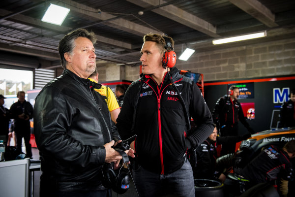 2017 Supercars Championship Round 11.
Bathurst 1000, Mount Panorama, New South Wales, Australia.
Tuesday 3rd October to Sunday 8th October 2017.
Michael Andretti, Andretti Autosport, Ryan Walkinshaw, Walkinshaw Racing.
World Copyright: Daniel Kalisz/LAT Images
Ref: Digital Image 061017_VASCR11_DKIMG_4723.jpg 2017 Supercars Championship Round 11.
Bathurst 1000, Mount Panorama, New South Wales, Australia.
Tuesday 3rd October to Sunday 8th October 2017.
Michael Andretti, Andretti Autosport, Ryan Walkinshaw, Walkinshaw Racing.
World Copyright: Daniel Kalisz/LAT Images
Ref: Digital Image 061017_VASCR11_DKIMG_4723.jpg