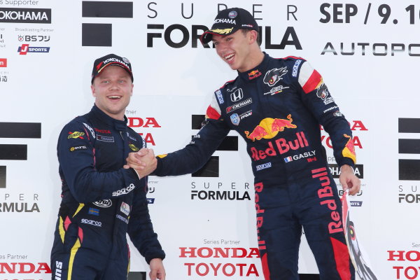 2017 Japanese Super Formula.
Autopolis, Japan. 8th - 9th September 2017. Rd 5.
Winner Pierre Gasly ( #15 TEAM MUGEN SF14 ) 2nd position Felix Rosenqvist ( #7 SUNOCO TEAM LEMANS SF14 ) podium portrait
World Copyright: Masahide Kamio / LAT Images
2017_SF_Rd5_006 2017 Japanese Super Formula.
Autopolis, Japan. 8th - 9th September 2017. Rd 5.
Winner Pierre Gasly ( #15 TEAM MUGEN SF14 ) 2nd position Felix Rosenqvist ( #7 SUNOCO TEAM LEMANS SF14 ) podium portrait
World Copyright: Masahide Kamio / LAT Images
2017_SF_Rd5_006