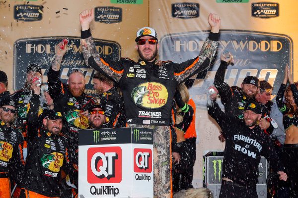 Monster Energy NASCAR Cup Series
Hollywood Casino 400
Kansas Speedway, Kansas City, KS USA
Sunday 22 October 2017
Martin Truex Jr, Furniture Row Racing, Bass Pro Shops / Tracker Boats Toyota Camry celebrates in victory lane 
World Copyright: Russell LaBounty
LAT Images