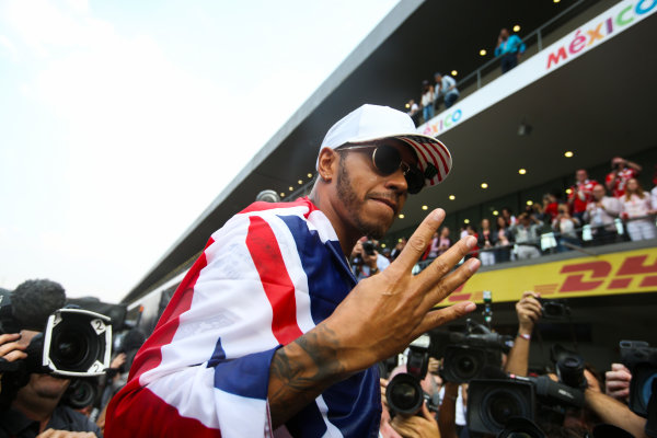 Autodromo Hermanos Rodriguez, Mexico City, Mexico.
Sunday 29 October 2017.
Lewis Hamilton, Mercedes AMG, with Union flag across his shoulders, holds four fingers up in celebration of becoming the first British 4 times world champion in history.
World Copyright: Charles Coates/LAT Images
ref: Digital Image DJ5R7898 Autodromo Hermanos Rodriguez, Mexico City, Mexico.
Sunday 29 October 2017.
Lewis Hamilton, Mercedes AMG, with Union flag across his shoulders, holds four fingers up in celebration of becoming the first British 4 times world champion in history.
World Copyright: Charles Coates/LAT Images
ref: Digital Image DJ5R7898