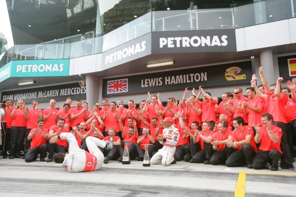 2007 Malaysian Grand Prix - Sunday Race
Sepang, Kuala Lumpur. Malaysia.
8th April 2007.
Fernando Alonso, McLaren MP4-22 Mercedes, 1st position, and Lewis Hamilton, McLaren MP4-22 Mercedes, 2nd position, celebrate the McLaren one-two with their team. Portrait.
World Copyright: Andrew Ferraro/LAT Photographic.
ref: Digital Image ZP9O2759