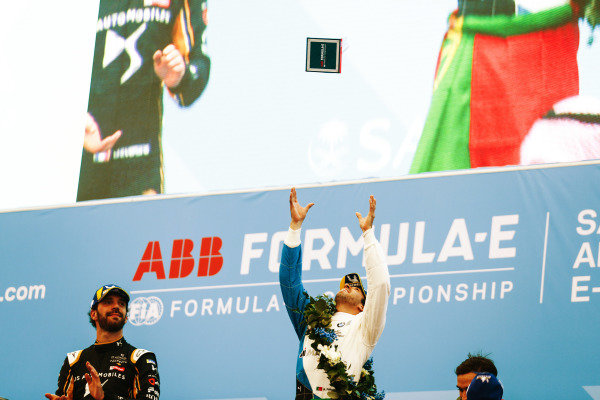 RIYADH STREET CIRCUIT, SAUDI ARABIA - DECEMBER 15: Antonio Felix da Costa (PRT), BMW I Andretti Motorsports throws his winner's trophy into the air as Jean-Eric Vergne (FRA), DS TECHEETAH watches on during the Ad Diriyah E-prix at Riyadh Street Circuit on December 15, 2018 in Riyadh Street Circuit, Saudi Arabia. (Photo by Sam Bloxham / LAT Images)