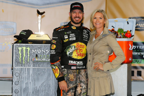 Monster Energy NASCAR Cup Series
Hollywood Casino 400
Kansas Speedway, Kansas City, KS USA
Sunday 22 October 2017
Martin Truex Jr, Furniture Row Racing, Bass Pro Shops / Tracker Boats Toyota Camry celebrates in victory lane 
World Copyright: Russell LaBounty
LAT Images