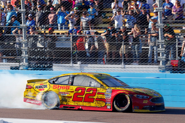 11-13 November, 2016, Avondale, Arizona USA
Joey Logano celebrates his win with a burnout
?2016, Russell LaBounty
LAT Photo USA
11-13 November, 2016, Avondale, Arizona USA
Joey Logano celebrates his win with a burnout
?2016, Russell LaBounty
LAT Photo USA