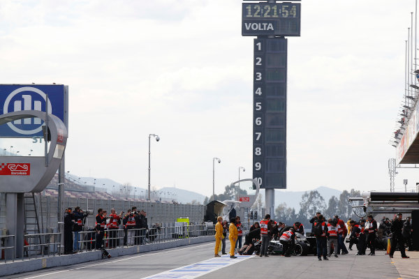 2015 F1 Pre Season Test 3 - Day 2
Circuit de Catalunya, Barcelona, Spain.
Friday 27 February 2015.
The Force India team push Nico Hulkenberg, Force India VJM08 Mercedes back into the garage.
World Copyright: Sam Bloxham/LAT Photographic.
ref: Digital Image _14P2646 2015 F1 Pre Season Test 3 - Day 2
Circuit de Catalunya, Barcelona, Spain.
Friday 27 February 2015.
The Force India team push Nico Hulkenberg, Force India VJM08 Mercedes back into the garage.
World Copyright: Sam Bloxham/LAT Photographic.
ref: Digital Image _14P2646