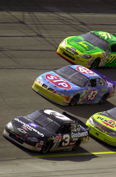 Dale Earnhardt leads the cars of John Andretti (#43), Chad Little (#97) and Steve Park (hidden) through turn 1.
NASCAR DieHard 500 at Talladega Superspeedway 16 April,2000 LAT PHOTOGRAPHIC
-F
Peirce Williams 2000

