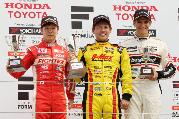 2017 Japanese Formula 3 Championship.
Fuji, Japan. 8th - 9th July 2017. Rd 12 & 13.
Rd12 Winner Mitsunori Takaboshi ( #23 B-MAX NDDP F3 ) 2nd position Hiroki Otsu ( #2 TODA RACING ) 3rd position Alex Palou ( #12 ThreeBond Racing with DRAGO CORSE ) podium portrait
World Copyright: Yasushi Ishihara / LAT Images.
Ref: 2017JF3_Rd12&13_004