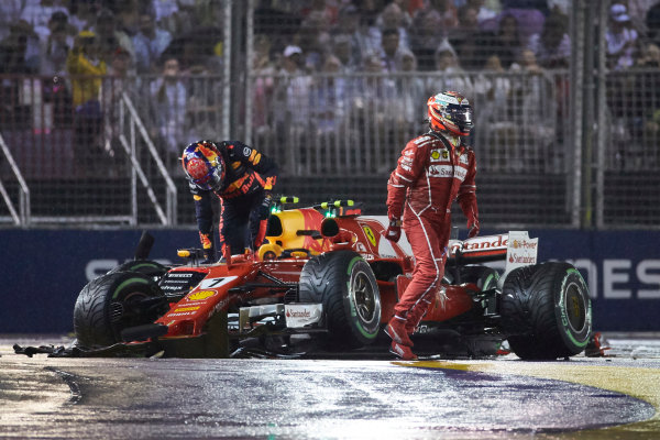 Marina Bay Circuit, Marina Bay, Singapore.
Sunday 17 September 2017.
Kimi Raikkonen, Ferrari, and Max Verstappen, Red Bull, climb out of their damaged cars after a collision at the start.
World Copyright: Steve Etherington/LAT Images
ref: Digital Image SNE18979 Marina Bay Circuit, Marina Bay, Singapore.
Sunday 17 September 2017.
Kimi Raikkonen, Ferrari, and Max Verstappen, Red Bull, climb out of their damaged cars after a collision at the start.
World Copyright: Steve Etherington/LAT Images
ref: Digital Image SNE18979