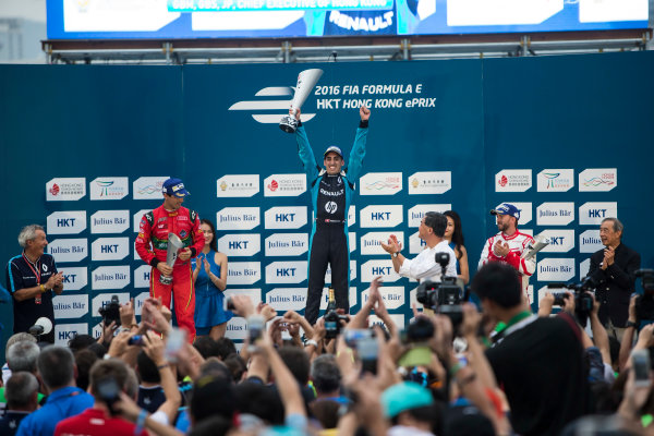 2016/2017 FIA Formula E Championship.
Hong Kong ePrix, Hong Kong, China.
Sunday 9 October 2016.
Lucas Di Grassi (BRA), ABT Schaeffler Audi Sport, Spark-Abt Sportsline, ABT Schaeffler FE02, Sebastien Buemi (SUI), Renault e.Dams, Spark-Renault, Renault Z.E 16 and Nick Heidfeld (GER), Mahindra Racing, Spark-Mahindra, Mahindra M3ELECTRO on the podium.
Photo: Andrew Ferraro/LAT/Formula E
ref: Digital Image _FER2482 2016/2017 FIA Formula E Championship.
Hong Kong ePrix, Hong Kong, China.
Sunday 9 October 2016.
Lucas Di Grassi (BRA), ABT Schaeffler Audi Sport, Spark-Abt Sportsline, ABT Schaeffler FE02, Sebastien Buemi (SUI), Renault e.Dams, Spark-Renault, Renault Z.E 16 and Nick Heidfeld (GER), Mahindra Racing, Spark-Mahindra, Mahindra M3ELECTRO on the podium.
Photo: Andrew Ferraro/LAT/Formula E
ref: Digital Image _FER2482