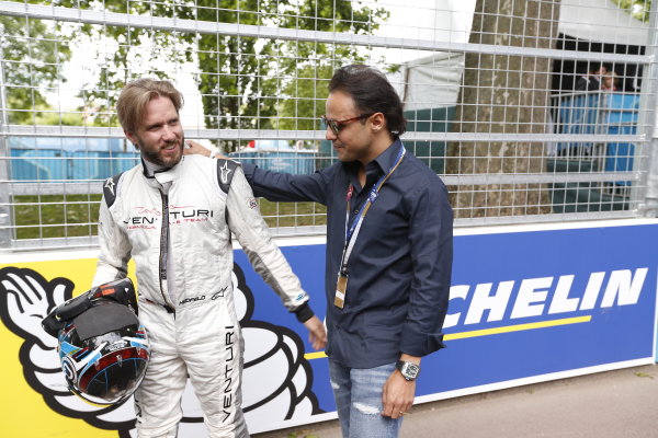 2014/2015 FIA Formula E Championship.
London e-Prix, Battersea Park, London, UK.
Sunday 28 June 2015.
Nick Heidfeld (GER)/Venturi Racing - Spark-Renault SRT_01E and Felipe Massa, Williams F1 driver, on the grid.
World Copyright: Sam Bloxham/LAT Photographic/Formula E.
ref: Digital Image _SBL0050
