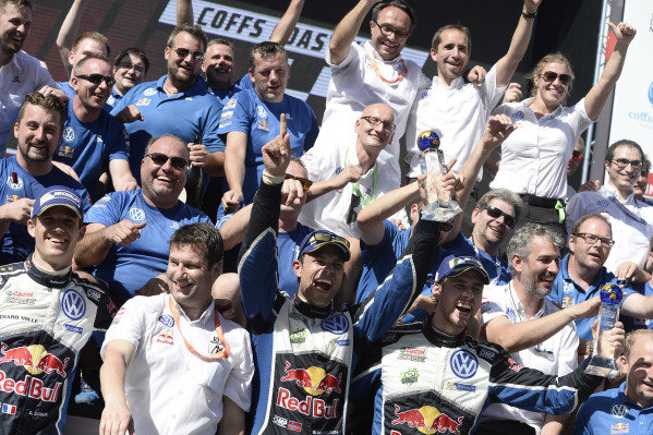 Rally winners Andreas Mikkelsen (NOR) / Anders Jaeger Synnevag (NOR), Volkswagen Motorsport II WRC and Sebastien Ogier (FRA) / Julien Ingrassia (FRA), Volkswagen Motorsport WRC celebrate with the team at FIA World Rally Championship, Rd13, Rally Australia, Day Three, Coffs Harbour, New South Wales, Australia, 20 November 2016.