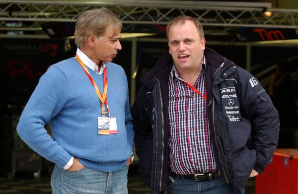 2006 F3 Euro Series.
Round 17 & 18, Le Mans Bugatti Circuit. 13th - 15th October 2006.
(left) father of Daniel La Rosa (GER), Mücke Motorsport, AMG-Mercedes C-Klasse talking with (right) a member of management team of Giedo van der Garde (NED), ASM Formula 3, Dallara F305 Mercedes
World Copyright: Pieters/xpb
cc/LAT
ref: Digital Image Only