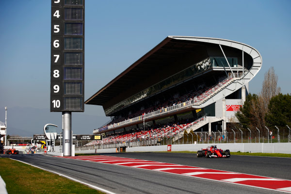 Circuit de Barcelona Catalunya, Barcelona, Spain.
Friday 10 March 2017.
Kimi Raikkonen, Ferrari SF70H, passes Carlos Sainz Jr, Toro Rosso STR12 Renault, as Fernando Alonso, McLaren MCL32 Honda, exits the pit lane.
World Copyright: Sam Bloxham/LAT Images
ref: Digital Image _SLB0809