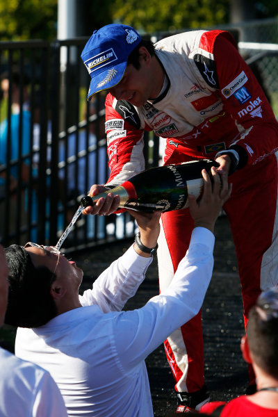 2014/2015 FIA Formula E Championship.
Long Beach ePrix, Long Beach, California, United States of America.
Sunday 5 April 2015
Nelson Piquet Jr (BRA)/China Racing - Spark-Renault SRT_01E pours the champagne.
Photo: Zak Mauger/LAT/Formula E
ref: Digital Image _L0U8787
2014/2015 FIA Formula E Championship.
Long Beach ePrix, Long Beach, California, United States of America.
Sunday 5 April 2015
Nelson Piquet Jr (BRA)/China Racing - Spark-Renault SRT_01E pours the champagne.
Photo: Zak Mauger/LAT/Formula E
ref: Digital Image _L0U8787