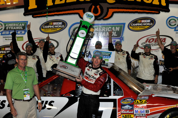 12-13 July, 2013, Newton, Iowa USA
Timothy Peters celebrates in victory lane with trophy
©2013, Scott R LePage
LAT Photo USA 12-13 July, 2013, Newton, Iowa USA
Timothy Peters celebrates in victory lane with trophy
©2013, Scott R LePage
LAT Photo USA