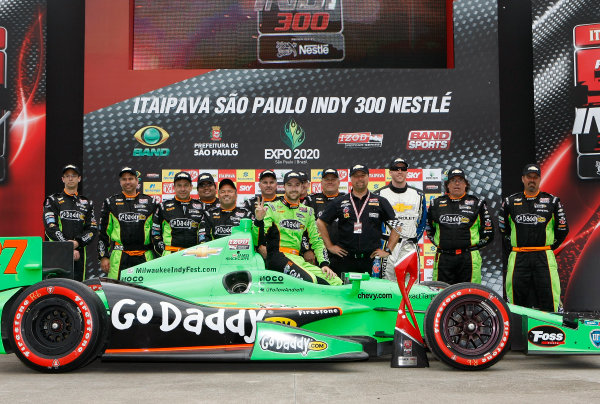 4-5 May, 2013, Sao Paulo, Brazil
James Hinchcliffe and crew pose with Chevy hats
©2013, Phillip Abbott
LAT Photo USA 4-5 May, 2013, Sao Paulo, Brazil
James Hinchcliffe and crew pose with Chevy hats
©2013, Phillip Abbott
LAT Photo USA