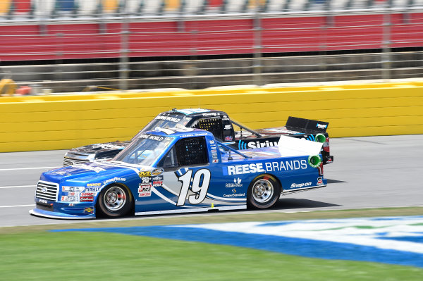 19-20 May, 2016, Concord, North Carolina, USA
Daniel Hemric (19), Kyle Busch (18)
?2016, John Harrelson / LAT Photo USA 19-20 May, 2016, Concord, North Carolina, USA
Daniel Hemric (19), Kyle Busch (18)
?2016, John Harrelson / LAT Photo USA