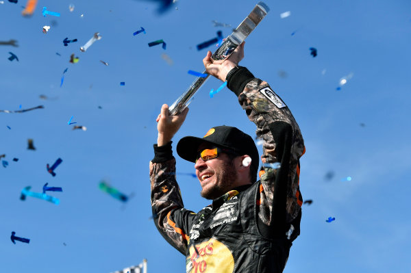 2017 Monster Energy NASCAR Cup Series - Kobalt 400
Las Vegas Motor Speedway - Las Vegas, NV USA
Sunday 12 March 2017
Martin Truex Jr, Bass Pro Shops/TRACKER BOATS Toyota Camry celebrates his win in Victory Lane
World Copyright: Nigel Kinrade/LAT Images
ref: Digital Image 17LAS1nk07522