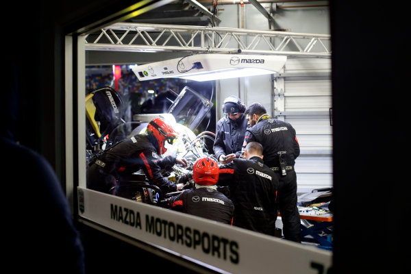 2017 Rolex 24 Hours.
Daytona, Florida, USA
Sunday 29 January 2017.
Mechanics working on the car of #70 Mazda Motorsports Mazda DPi: Joel Miller, Tom Long, James Hinchcliffe
World Copyright: Alexander Trienitz/LAT Images
ref: Digital Image 2017-24h-Daytona-AT1-4571