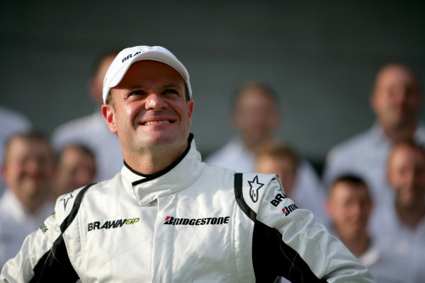 Sepang, Kuala Lumpur, Malaysia
2nd April 2009
Rubens Barrichello, Brawn GP BGP001 Mercedes poses for a photograph with his team. Portrait.
World Copyright: Glenn Dunbar/LAT Photographic
ref: Digital Image YY8P0543