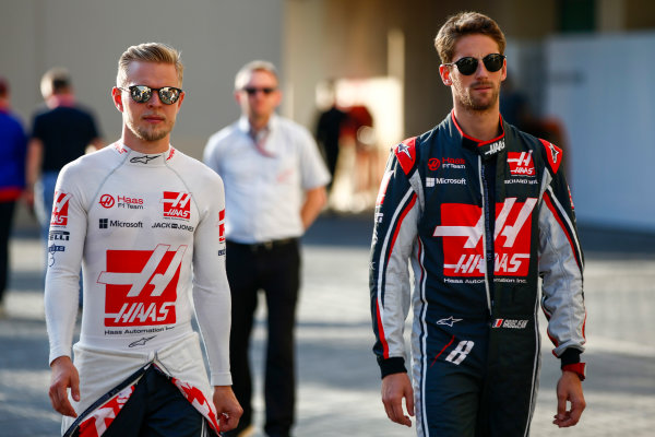 Yas Marina Circuit, Abu Dhabi, United Arab Emirates.
Sunday 26 November 2017.
Kevin Magnussen, Haas F1 and Romain Grosjean, Haas F1, after the drivers parade
World Copyright: Andy Hone/LAT Images 
ref: Digital Image _ONY3314