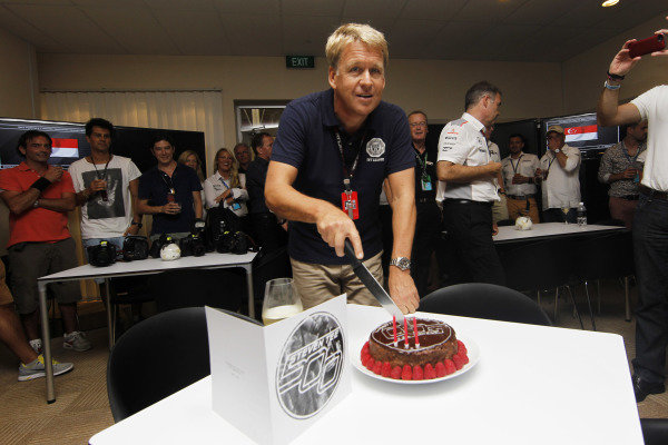 Marina Bay Circuit, Singapore.
Saturday 21st September 2013.
LAT Chief Photographer Steven Tee cuts a cake at the McLaren hospitality area during a surprise celebration of his 500th Grand Prix.
World Copyright: Jed Leicester/LAT Photographic.
ref: Digital Image _JED2670 Marina Bay Circuit, Singapore.
Saturday 21st September 2013.
LAT Chief Photographer Steven Tee cuts a cake at the McLaren hospitality area during a surprise celebration of his 500th Grand Prix.
World Copyright: Jed Leicester/LAT Photographic.
ref: Digital Image _JED2670