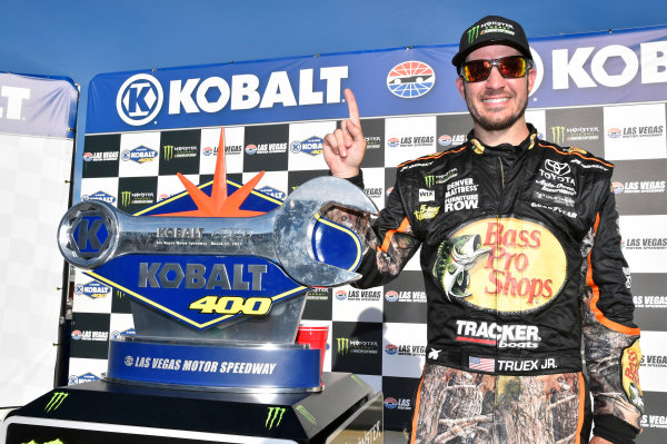 2017 Monster Energy NASCAR Cup Series - Kobalt 400
Las Vegas Motor Speedway - Las Vegas, NV USA
Sunday 12 March 2017
Martin Truex Jr, Bass Pro Shops/TRACKER BOATS Toyota Camry celebrates his win in Victory Lane
World Copyright: Nigel Kinrade/LAT Images
ref: Digital Image 17LAS1nk07873 2017 Monster Energy NASCAR Cup Series - Kobalt 400
Las Vegas Motor Speedway - Las Vegas, NV USA
Sunday 12 March 2017
Martin Truex Jr, Bass Pro Shops/TRACKER BOATS Toyota Camry celebrates his win in Victory Lane
World Copyright: Nigel Kinrade/LAT Images
ref: Digital Image 17LAS1nk07873