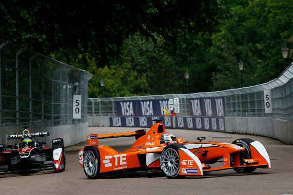 2014/2015 FIA Formula E Championship.
London ePrix, Battersea Park, London, United Kingdom.
Friday 26 June 2015
Jean-Eric Vergne (FRA)/Andretti Motorsport - Spark-Renault SRT_01E ahead of Bruno Senna (BRA)/Mahindra Racing - Renault Spark ST_01 on the shakedown.
Photo: Zak Mauger/LAT/Formula E
ref: Digital Image _L0U7065