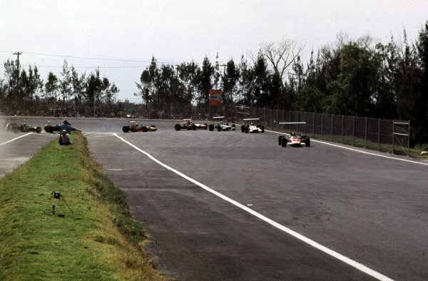 1968 Mexican Grand Prix.
Mexico City, Mexico.
1-3 November 1968.
Graham Hill (Lotus 49B Ford) leads John Surtees (Honda RA301), Jackie Stewart (Matra MS10 Ford), Chris Amon (Ferrari 312), Denny Hulme (McLaren M7A Ford), Pedro Rodriguez (BRM P133) and Jo Siffert (Lotus 49B Ford).
Ref-68 MEX 08.
World Copyright - LAT Photographic
1968 Mexican Grand Prix.
Mexico City, Mexico.
1-3 November 1968.
Graham Hill (Lotus 49B Ford) leads John Surtees (Honda RA301), Jackie Stewart (Matra MS10 Ford), Chris Amon (Ferrari 312), Denny Hulme (McLaren M7A Ford), Pedro Rodriguez (BRM P133) and Jo Siffert (Lotus 49B Ford).
Ref-68 MEX 08.
World Copyright - LAT Photographic