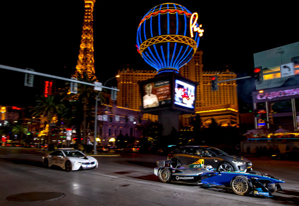 2016/2017 FIA Formula E Championship.
Vegas eRace, Las Vegas, Nevada, United States of America.
Thursday 5 January 2017.
Sam Bird, DS Virgin Racing, leads Mitch Evans, Panasonic Jaguar in a I-Pace SUV concept car. Antonio Felix da Costa, MS Amlin Andretti, drives a BMW i8.
Photo: Zak Mauger/LAT/Formula E
ref: Digital Image _X0W5801