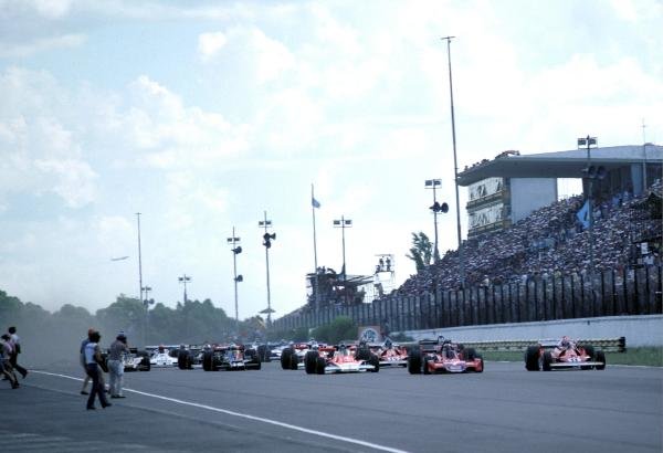 The three car front row lead the field away at the start of the race (L to R): Pole sitter James Hunt (GBR) McLaren M23, who retired from the race on lap 32 with a broken rear suspension support; John Watson (GBR) Brabham BT45 who retired on lap 42 with handling problems; Niki Lauda (AUT) Ferrari 312T2, who retired from the race on lap 21 with a broken fuel metering unit.
Argentinean Grand Prix, Rd1, Buenos Aires No. 15, Argentina, 9 January 1977.
BEST IMAGE
