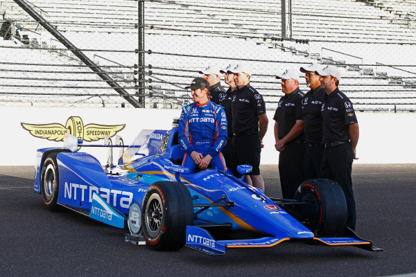 Verizon IndyCar Series
Indianapolis 500 Qualifying
Indianapolis Motor Speedway, Indianapolis, IN USA
Monday 22 May 2017
Scott Dixon, Chip Ganassi Racing Teams Honda poses for front row photos with his crew
World Copyright: Phillip Abbott
LAT Images
ref: Digital Image abbott_indyQ_0517_21681 Verizon IndyCar Series
Indianapolis 500 Qualifying
Indianapolis Motor Speedway, Indianapolis, IN USA
Monday 22 May 2017
Scott Dixon, Chip Ganassi Racing Teams Honda poses for front row photos with his crew
World Copyright: Phillip Abbott
LAT Images
ref: Digital Image abbott_indyQ_0517_21681