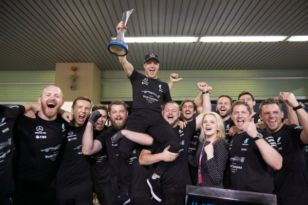 Yas Marina Circuit, Abu Dhabi, United Arab Emirates.
Sunday 26 November 2017.
Valtteri Bottas, Mercedes AMG, 1st Position, celebrates with his team and his wife Emilia.
World Copyright: Steve Etherington/LAT Images 
ref: Digital Image SNE13553