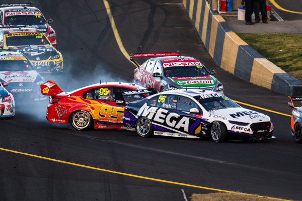 2017 Supercars Championship Round 9.
Sydney SuperSprint, Sydney Motorsport Park, Eastern Creek, Australia.
Friday 18th August to Sunday 20th August 2017.
Jason Bright, Prodrive Racing Australia Ford, Will Davison, Tekno Autosports Holden.
World Copyright: Daniel Kalisz/LAT Images
Ref: Digital Image 190817_VASCR9_DKIMG_3651.jpg 2017 Supercars Championship Round 9.
Sydney SuperSprint, Sydney Motorsport Park, Eastern Creek, Australia.
Friday 18th August to Sunday 20th August 2017.
Jason Bright, Prodrive Racing Australia Ford, Will Davison, Tekno Autosports Holden.
World Copyright: Daniel Kalisz/LAT Images
Ref: Digital Image 190817_VASCR9_DKIMG_3651.jpg
