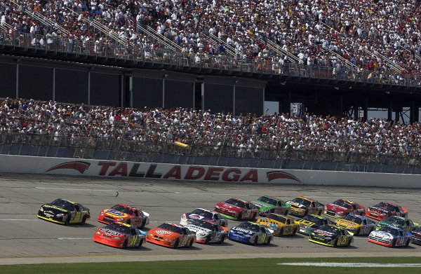 Jeff Gordon (USA) leads the pack around the Talladega Superspeedway.
NASCAR Winston Cup Series, Rd30, EA Sports 500, Talladega, USA. 06 October 2002.
DIGITAL IMAGE