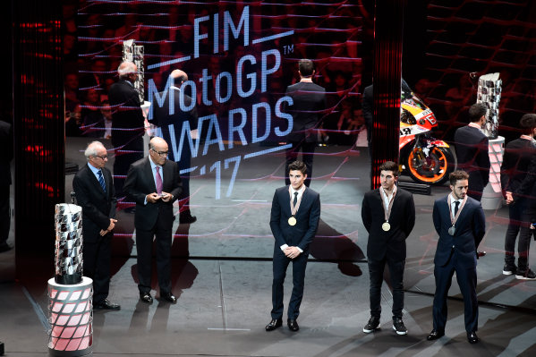 2017 MotoGP Championship - Round 18
Valencia, Spain 
Sunday 12 November 2017
Marc Marquez, Repsol Honda Team, Andrea Dovizioso, Ducati Team, Maverick Viñales, Yamaha Factory Racing 
World Copyright: Gold and Goose Photography/LAT Images 
ref: Digital Image 706772