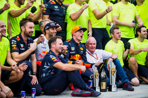 Sepang International Circuit, Sepang, Malaysia.
Sunday 1 October 2017.
Daniel Ricciardo, Red Bull Racing, 3rd Position, Helmut Markko, Consultant, Red Bull Racing, Max Verstappen, Red Bull, 1st Position, Christian Horner, Team Principal, Red Bull Racing, and the Red Bull Racing team celebrate.
World Copyright: Glenn Dunbar/LAT Images
ref: Digital Image _X0W9266 Sepang International Circuit, Sepang, Malaysia.
Sunday 1 October 2017.
Daniel Ricciardo, Red Bull Racing, 3rd Position, Helmut Markko, Consultant, Red Bull Racing, Max Verstappen, Red Bull, 1st Position, Christian Horner, Team Principal, Red Bull Racing, and the Red Bull Racing team celebrate.
World Copyright: Glenn Dunbar/LAT Images
ref: Digital Image _X0W9266