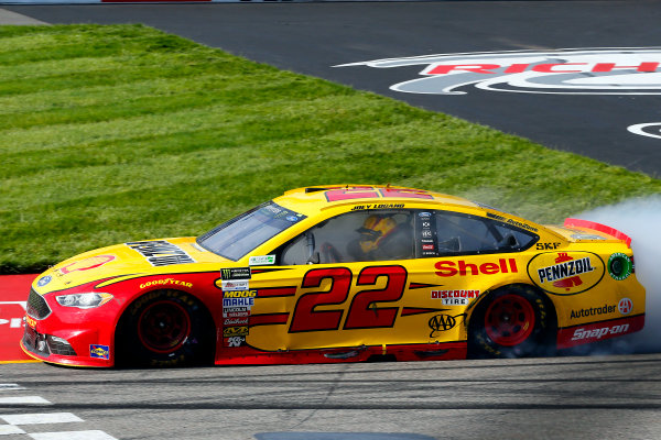 Monster Energy NASCAR Cup Series
Toyota Owners 400
Richmond International Raceway, Richmond, VA USA
Sunday 30 April 2017
Joey Logano, Team Penske, Shell Pennzoil Ford Fusion celebrates his win with a burnout
World Copyright: Russell LaBounty
LAT Images
ref: Digital Image 17RIC1Jrl_6986