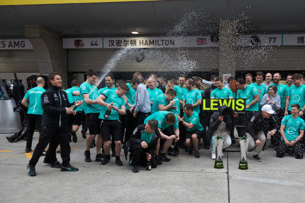 Shanghai International Circuit, Shanghai, China. 
Sunday 9 April 2017.
Lewis Hamilton, Mercedes AMG, 1st Position, and Valtteri Bottas, Mercedes AMG, celebrate with the Mercedes AMG team.
World Copyright: Steve Etherington/LAT Images
ref: Digital Image SNE28626