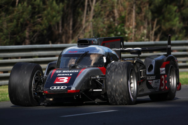 Circuit de La Sarthe, Le Mans, France. 13th - 17th June 2012.
Race
Romain Dumas, Audi Sport Team Joest, No
3 Audi R18 Ultra, drags his damaged car back to the pits after hitting the wall at a chicane.
Photo: Daniel Kalisz/LAT Photographic.
ref: Digital Image IMG_8862 Circuit de La Sarthe, Le Mans, France. 13th - 17th June 2012.
Race
Romain Dumas, Audi Sport Team Joest, No
3 Audi R18 Ultra, drags his damaged car back to the pits after hitting the wall at a chicane.
Photo: Daniel Kalisz/LAT Photographic.
ref: Digital Image IMG_8862